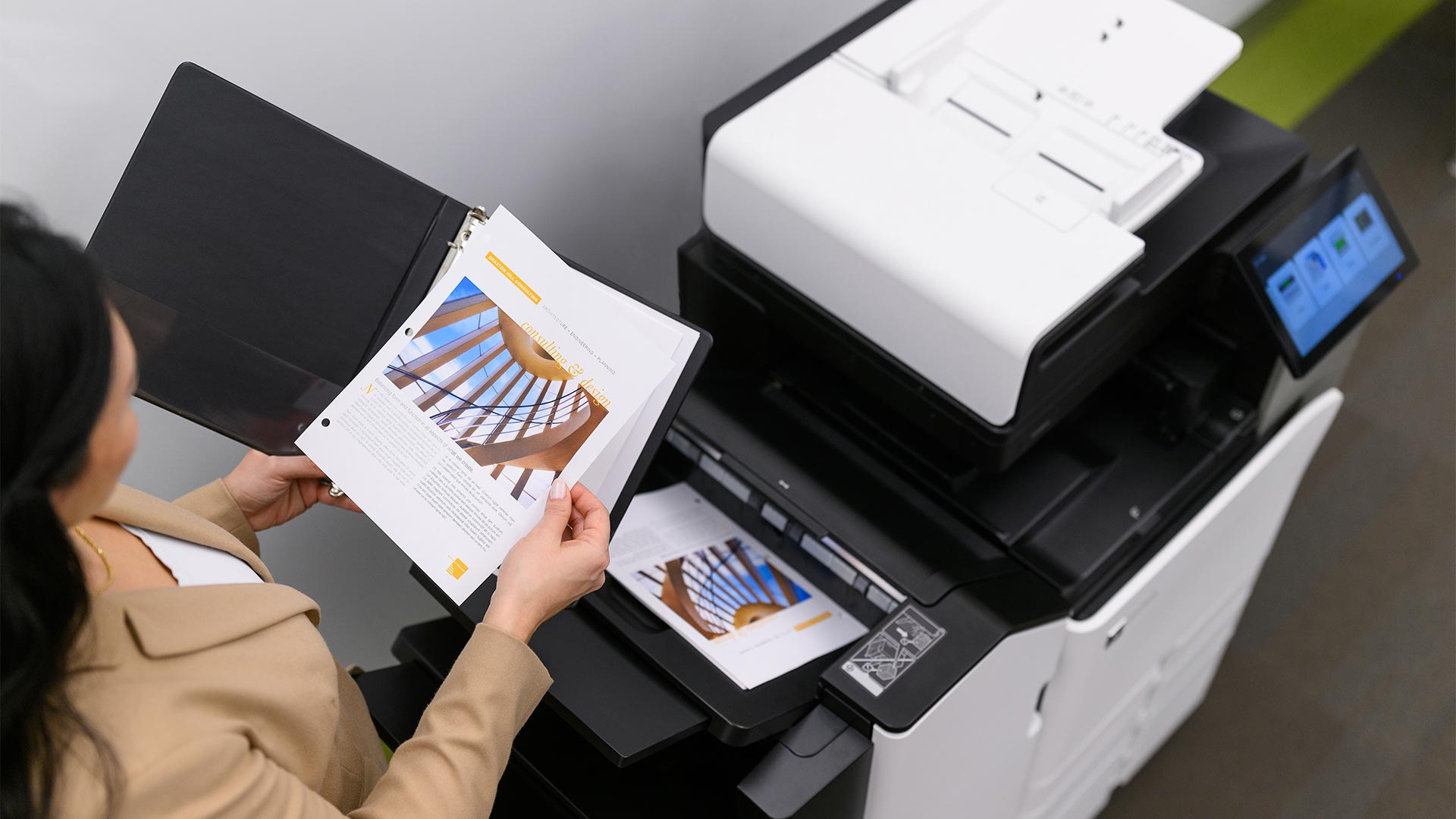 MX953se-CX951se-CX950se-XC9535-C9525_person-holding-hole-punch-printout