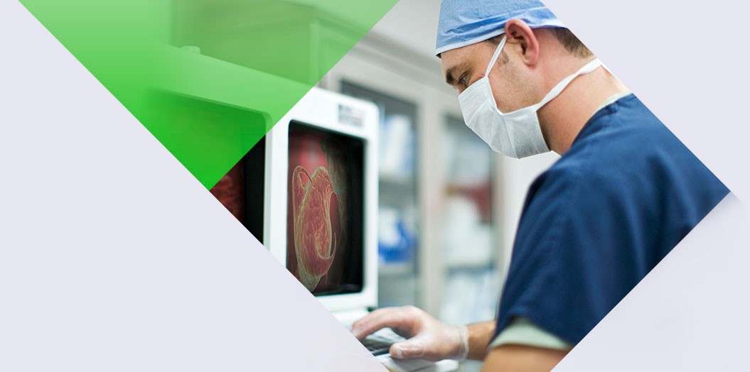 Médecin observant des documents d'imagerie médicale